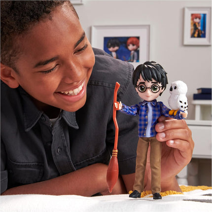 Harry Potter, 8-inch Harry Potter Doll Gift Set with Invisibility Cloak and 5 Doll Accessories