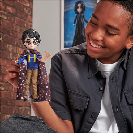 Harry Potter, 8-inch Harry Potter Doll Gift Set with Invisibility Cloak and 5 Doll Accessories