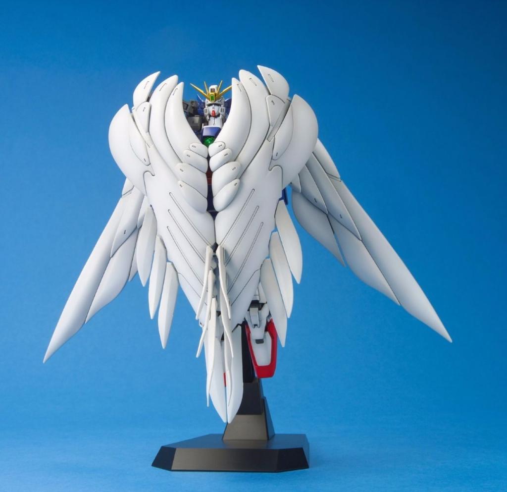 Bandai Hobby - 1/100 MG Gundam Wing Endless Waltz, XXXG-00W0 Wing Gundam Zero Custom Model Kit