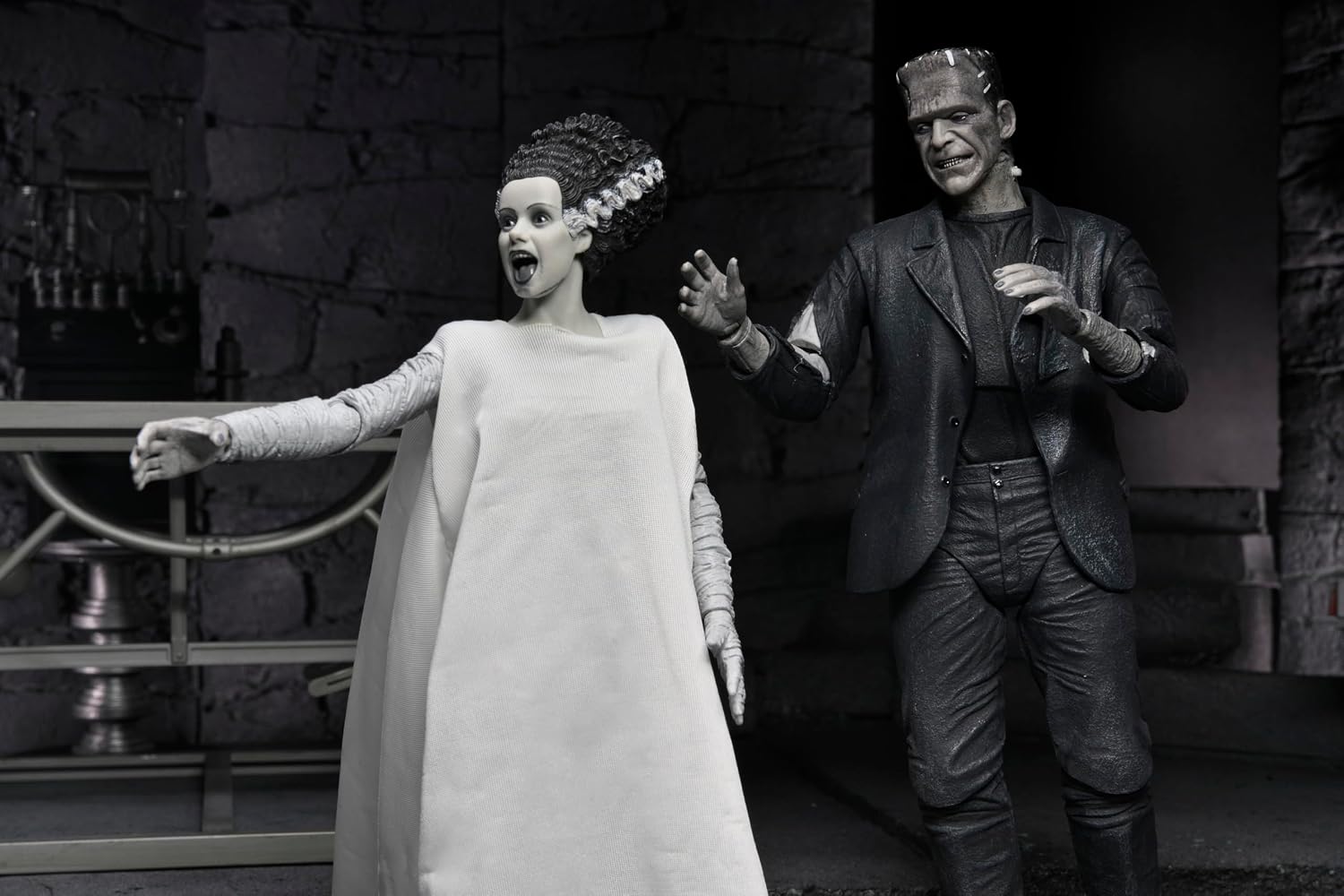 NECA - Universal Monsters - The Bride of Frankenstein 90th Anniversary The Monster and His Mate (Black & White) 7" Scale Action Figure 2-Pack