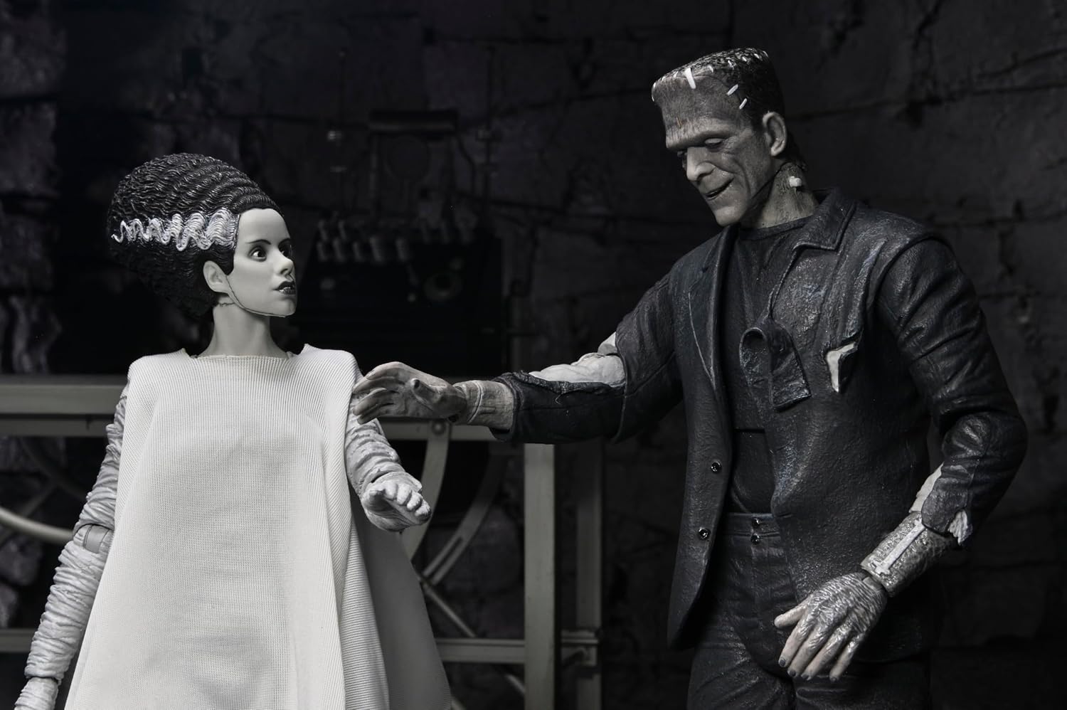 NECA - Universal Monsters - The Bride of Frankenstein 90th Anniversary The Monster and His Mate (Black & White) 7" Scale Action Figure 2-Pack