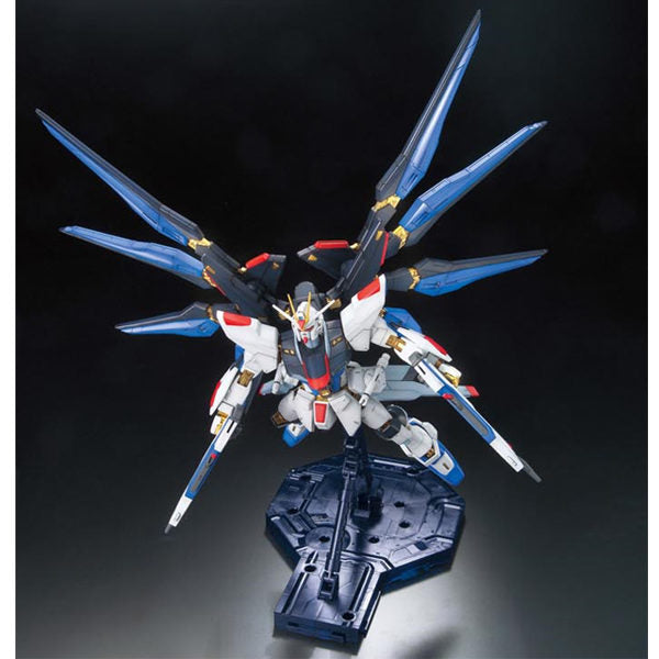 Bandai Hobby - 1/100 MG Gundam Seed Destiny - ZGMF-X20A Strike Freedom Gundam (Full Burst Mode) Model Kit