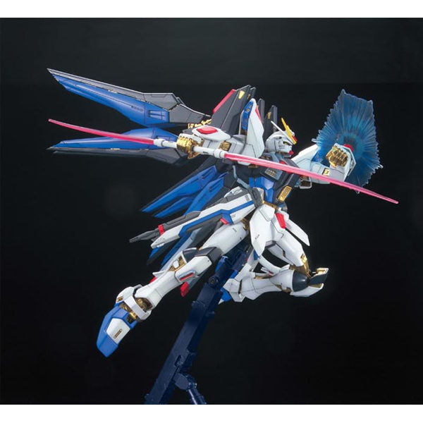 Bandai Hobby - 1/100 MG Gundam Seed Destiny - ZGMF-X20A Strike Freedom Gundam (Full Burst Mode) Model Kit