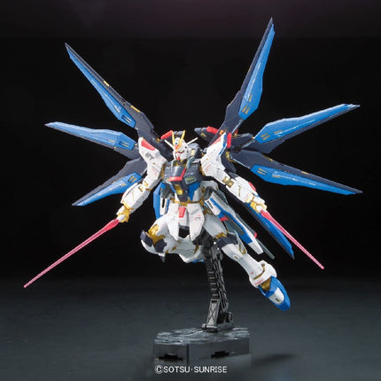 Bandai Hobby 1/144 RG #14 - Gundam Seed Destiny - ZGMF-X20A Strike Freedom Gundam Model Kit
