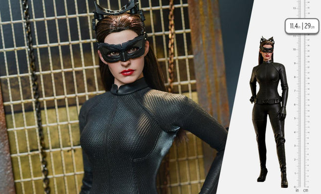 Catwoman Sixth Scale Figure (MMS627)